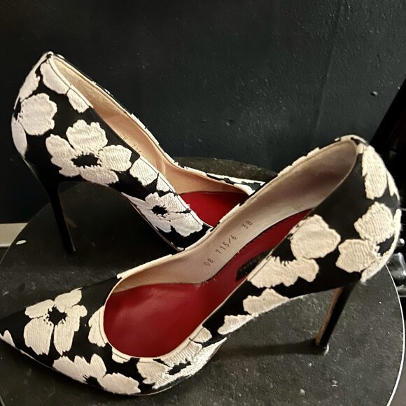CH Carolina Herrera Monochrome Floral Print Lace Fabric Pointed Toe Pumps - Picture 2 of 9
